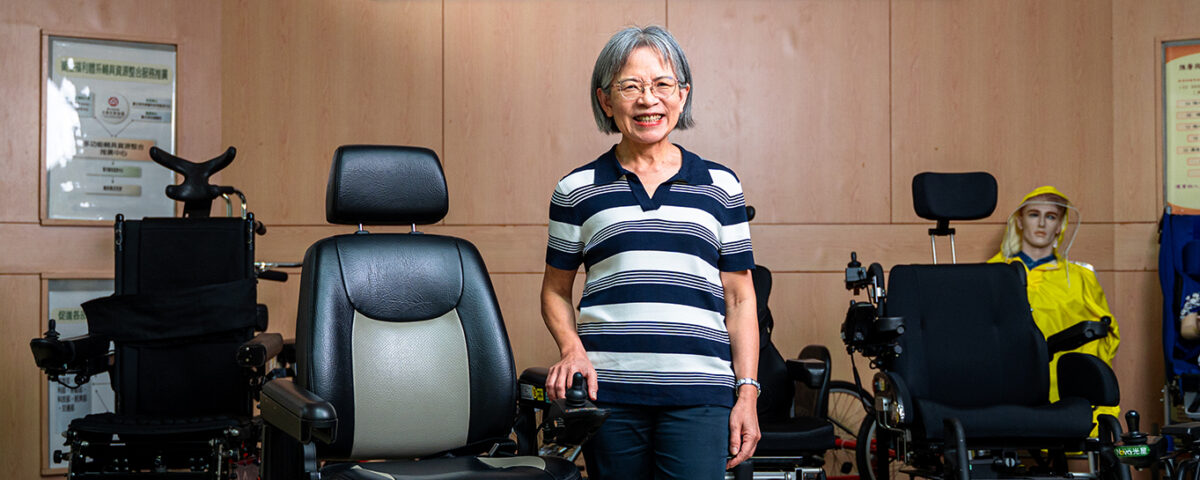 Director Shwn-Jen Lee took a photo with the electric wheelchair at the ICF Assistive Technology Research Center