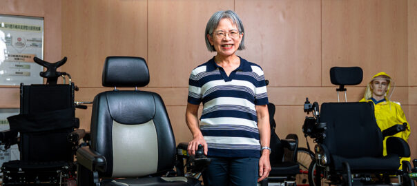 Director Shwn-Jen Lee took a photo with the electric wheelchair at the ICF Assistive Technology Research Center
